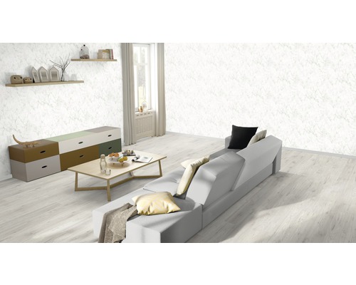 Lichte woonkamer met bank, tafel en dressoir onder planken