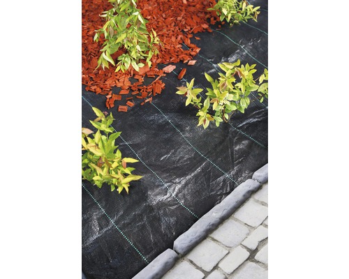 Tuinbed met worteldoek, planten en mulch