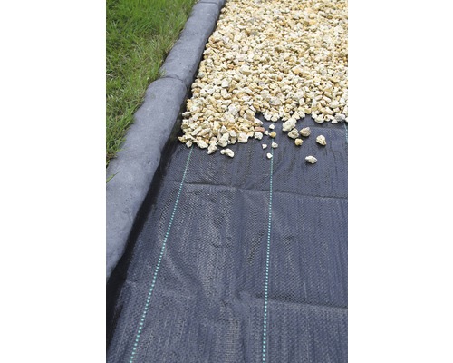 Tuinscene met worteldoek, siergrind en gazonrand