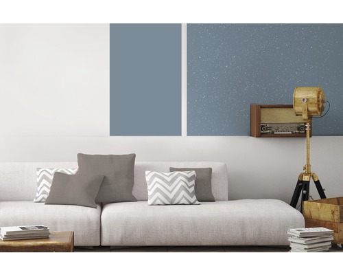 Woonkamer met bank, kussens en wanddecoratie