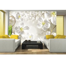 Woonkamer met witte banken en een fotobehang met bloemmotief