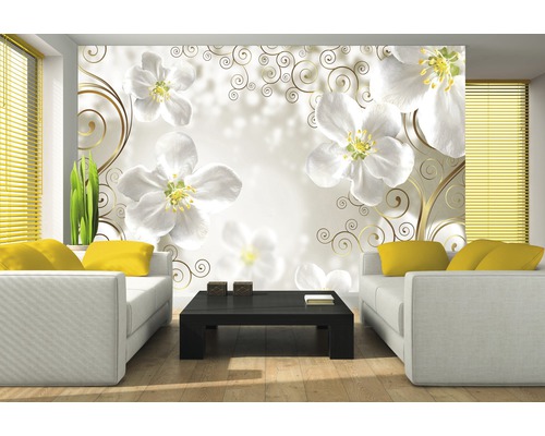 Woonkamer met witte banken en een fotobehang met bloemmotief