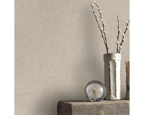 Close-up van een textielbehang naast een plank met decoraties