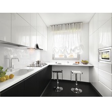 Lichte keuken met hoogglans fronten, spoelbak, kookplaat, afzuigkap, magnetron, raam met gordijn en barkrukken.