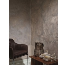 Decoratieve wanddecoratie met stoel, tafel en decoratie