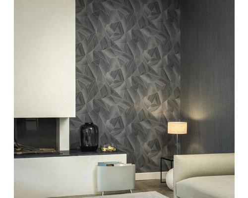 Woonkamer met geometrisch behang, open haard en lamp