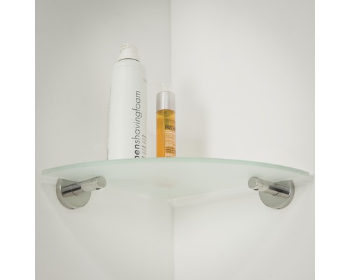 Glazen hoekplank met beugel aan een badkamermuur