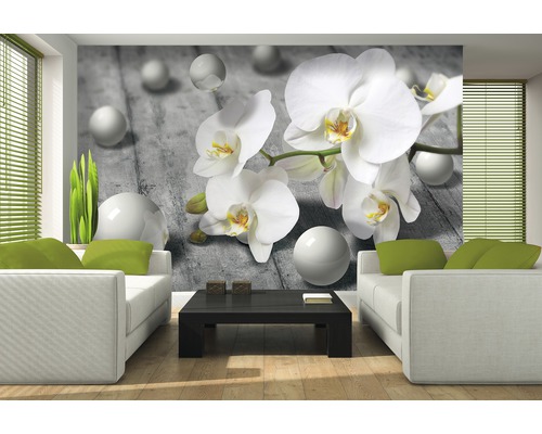 Woonkamer met witte banken en fotobehang met orchideeënprint