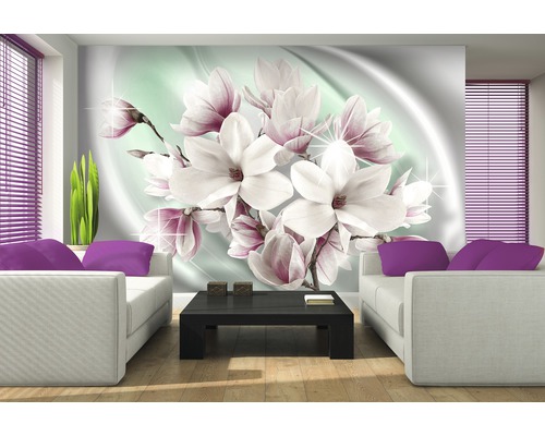 Woonkamer met fotobehang van magnolia''s, banken en salontafel