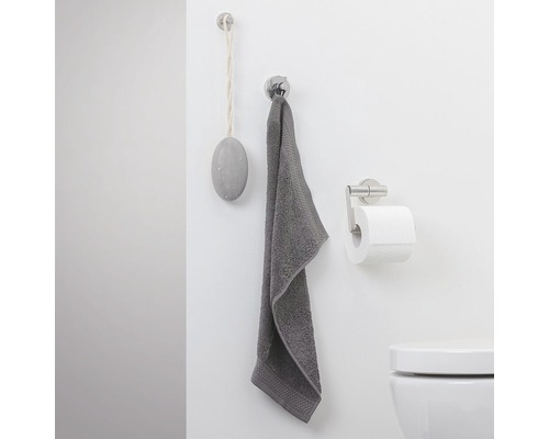 Badkamerscène met handdoekhouder, handdoek, zeep aan touw en toiletpapierhouder