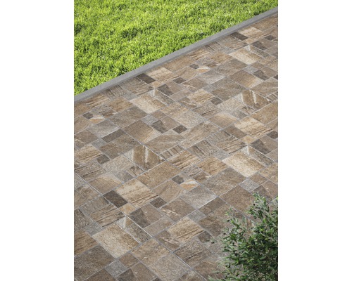 Tuinpad met gelegd straatsteenpatroon