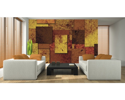 Woonkamer met geometrisch behang in steenlook, witte banken en jaloezieën