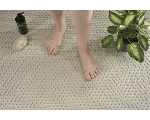 Badkamer met mozaïektegels, zeep, puimsteen en kamerplant