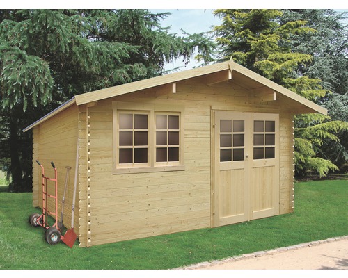 Houten tuinhuis met raam en dubbele deur in de tuin