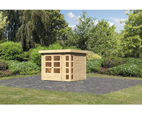 Houten tuinhuis met plat dak en ramen in de tuin