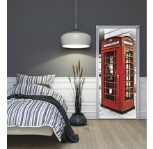 Slaapkamer met bed en deurposter met telefooncelmotief
