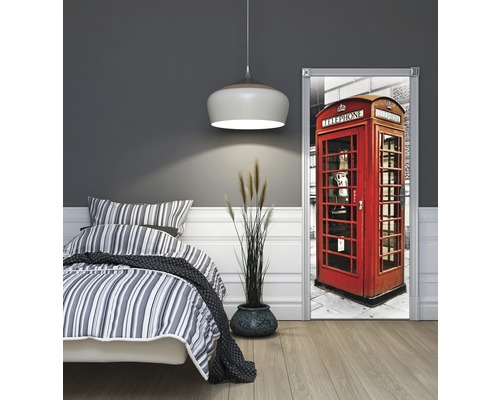 Slaapkamer met bed en deurposter met telefooncelmotief