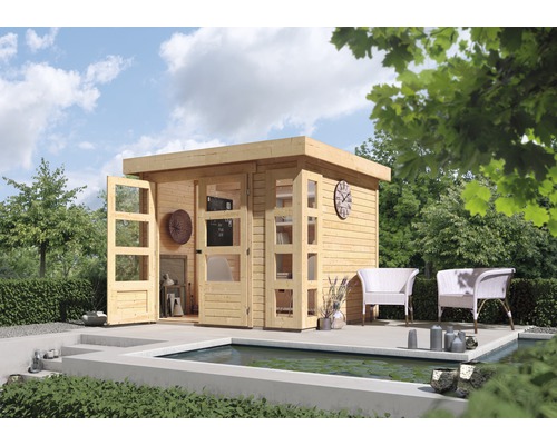 Modern tuinhuis met open deuren en zitplaatsen buiten