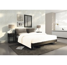 Slaapkamer met bed, nachtkastje en decoratief wandbehang