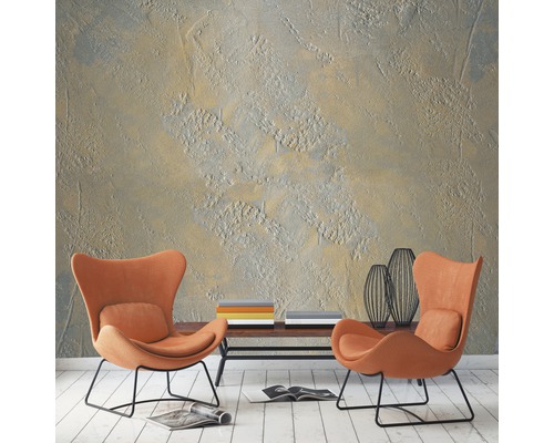 Woonkamer met twee fauteuils, salontafel en decoratieve wandafwerking