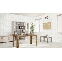 Kantoor met bureau, plank, prikbord en behang met takmotief