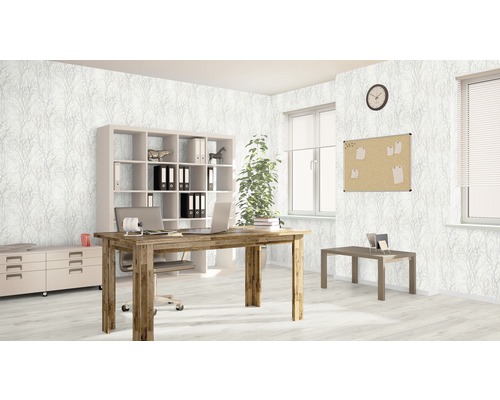 Kantoor met bureau, plank, prikbord en behang met takmotief