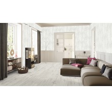 Woonkamer met bank, open haard en behang met plantenmotief.