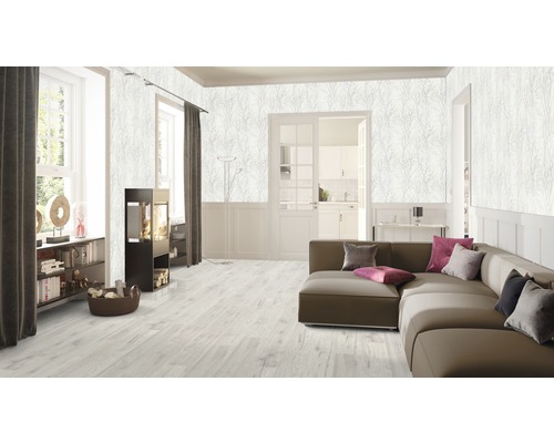 Woonkamer met bank, open haard en behang met plantenmotief.
