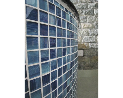 Detailopname van een pilaar met blauw mozaïekpatroon