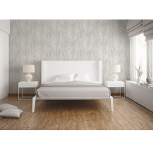 Moderne slaapkamer met wit bed, nachtkastjes en behang met motief.