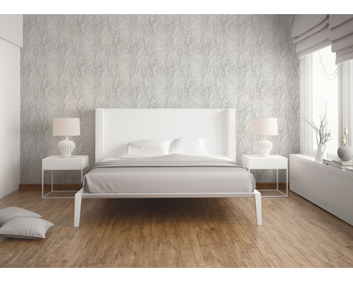 Moderne slaapkamer met wit bed, nachtkastjes en behang met motief.