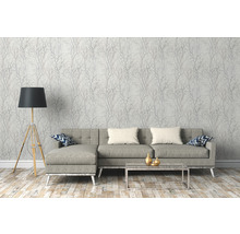 Woonkamer met grijs boombehang, bank, staande lamp en salontafel