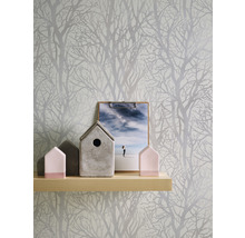 Behang met boommotief in interieur met plank en decoratie