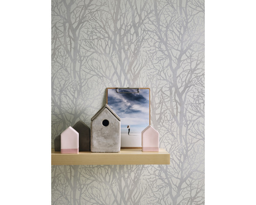 Behang met boommotief in interieur met plank en decoratie
