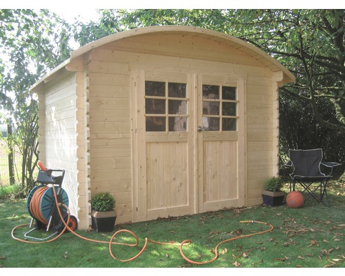 Tuinscene met een houten tuinhuisje, haspelwagen en tuinstoel
