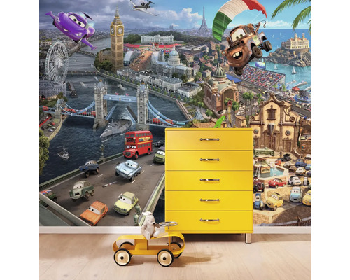 Fotobehang met Cars-motief, gele commode en speelgoedauto in de kamer.