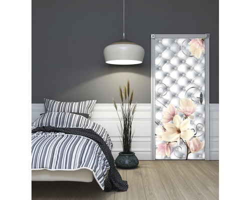 Slaapkamer met deurfolie die een gewatteerd patroon en magnoliabloemen toont