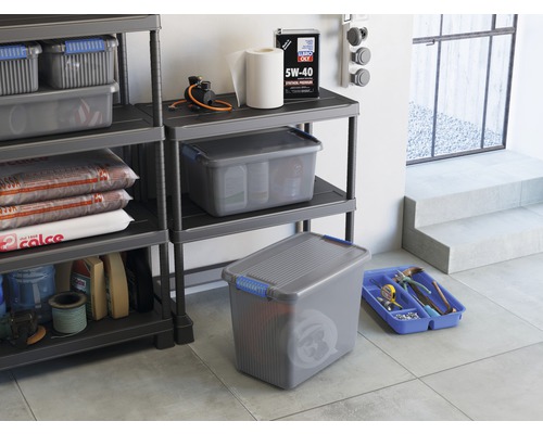 Rekken systeem met opbergboxen en diverse spullen in een opslagruimte