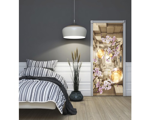 Slaapkamer met bed, lamp en deurposter met bloemmotief