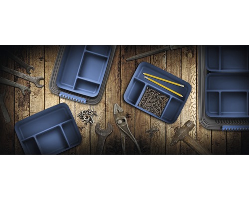 Gereedschapskist met gereedschap en schroeven op houten achtergrond