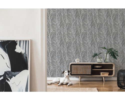 Woonkamer met grijs behang met boommotief, dressoir en hond
