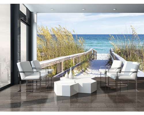 Woonkamer met fotobehang van een strandpad naar de zee