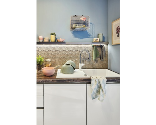 Lichte keuken met gootsteen, kraan, vaatwerk en decoratieve elementen voor een vriendelijke sfeer