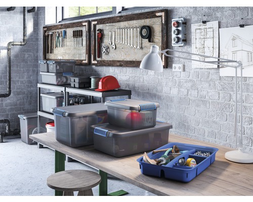 Werkplaats met gereedschapskisten, gereedschap en werkruimte voor doe-het-zelfprojecten