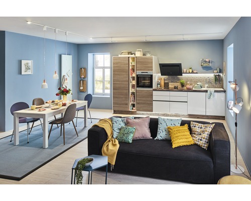 Lichte en moderne woonkeuken met eettafel, bank en kitchenette