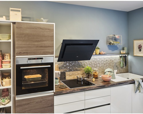 Keuken met inbouwoven, afzuigkap, gootsteen en kookplaat