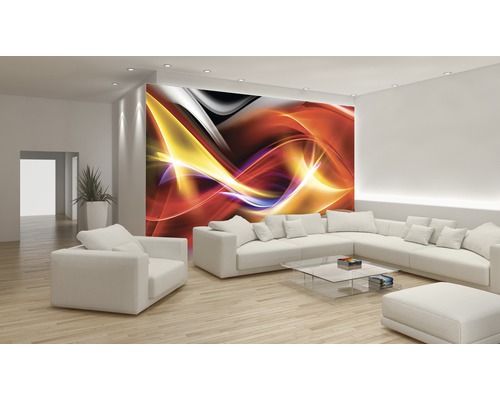 Woonkamer met abstracte muurschildering, bank en fauteuil