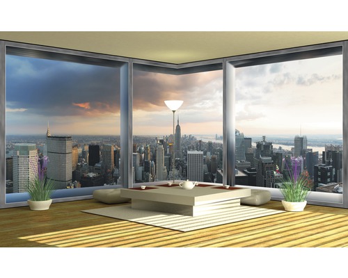 Lichte kamer met groot raam en uitzicht op een stad