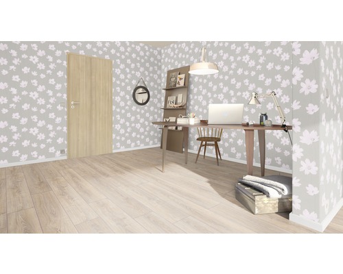 Lichte kamer met bureau, stoel, deur en bloemenbehang