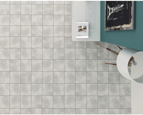 Badkamer met vloertegels, wastafel en lamp in de hoek